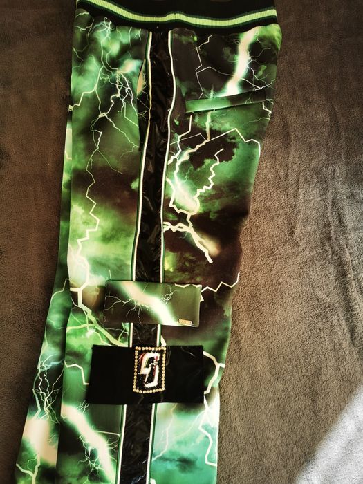 Дамски екип панталон и кроп топ.