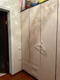 Шкаф для одежды светлого цвета