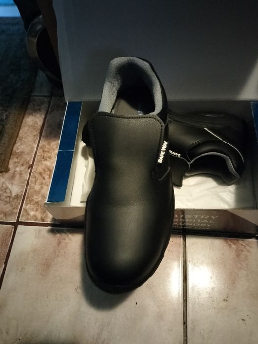 Bocanci lucru nr. 42 noi / Adidasi noi nr 42.