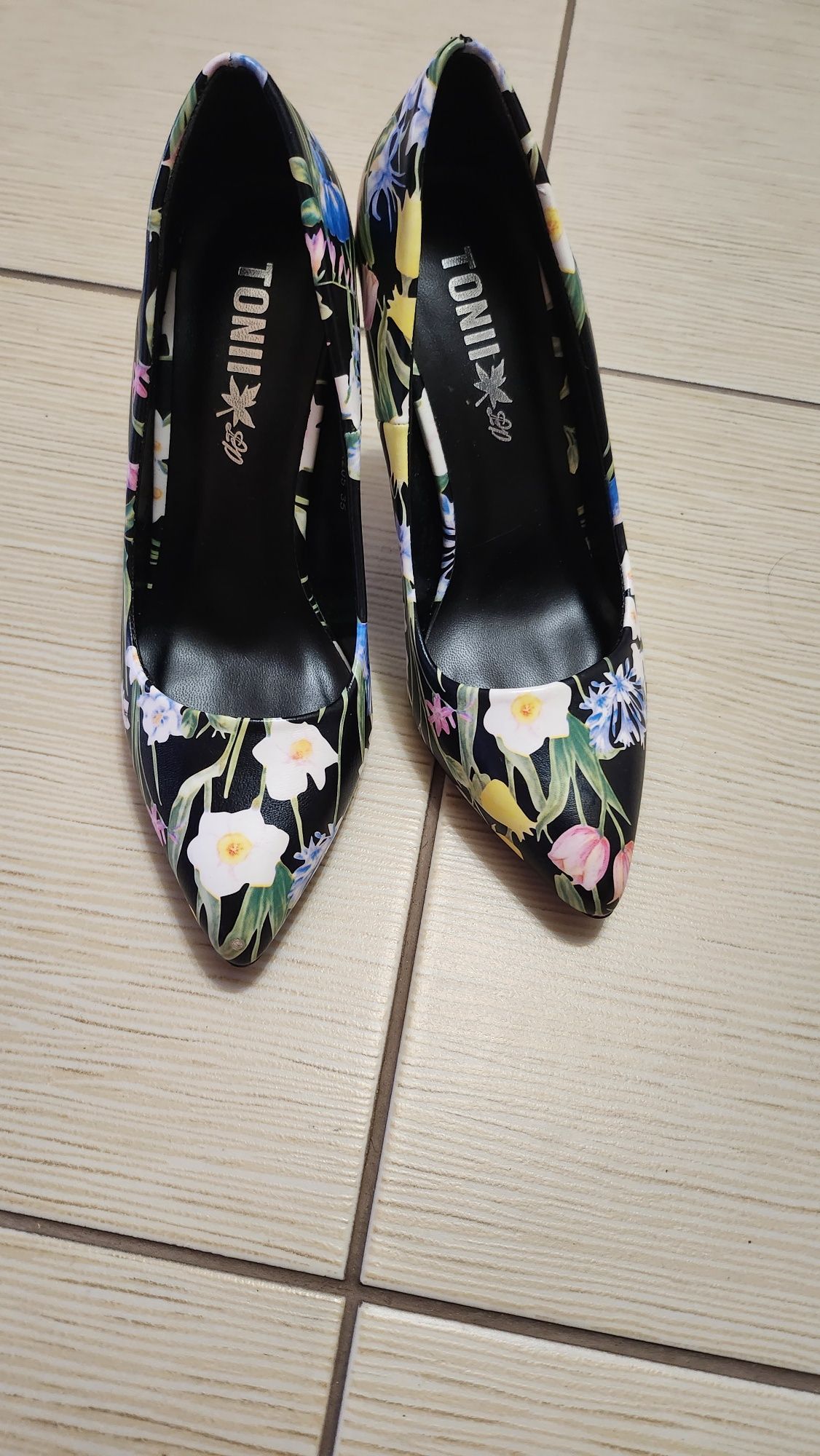 Pantofi cu flori