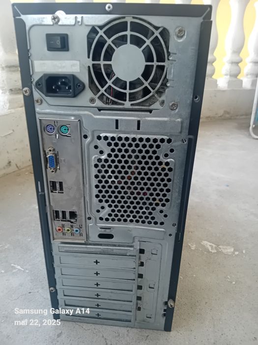 Monitor eLg și calculatorul