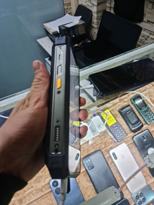 Ulefone armor 24 telefoni oğirligi 0.7kg cha keladi