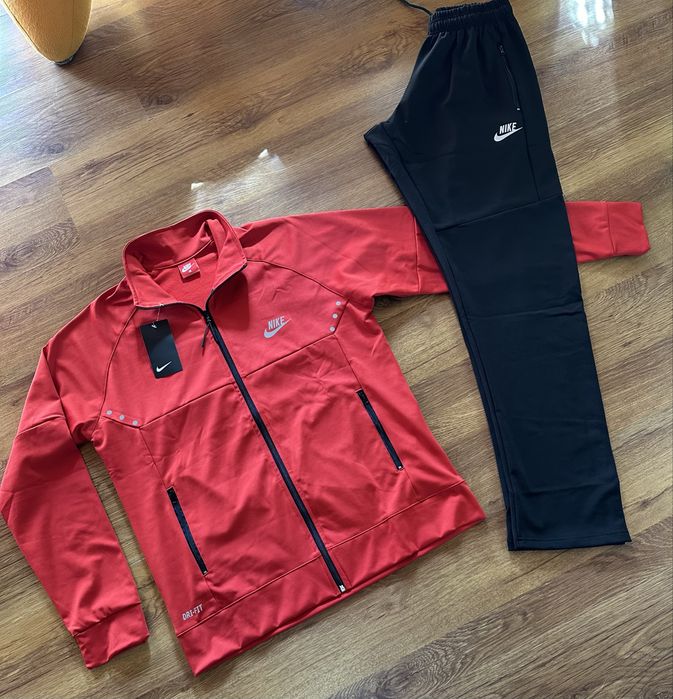 Мъжки,полиамиден екип Nike с лека топла подплата