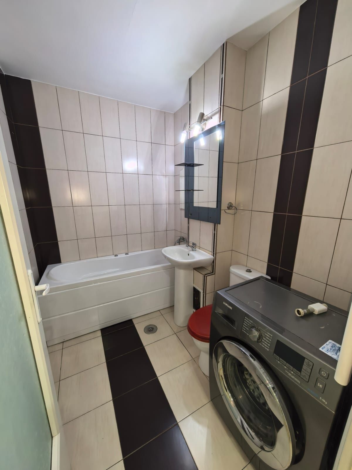 Vând Apartament Central, Modern, în Bloc Nou, Utilat,Persoană Fizica!