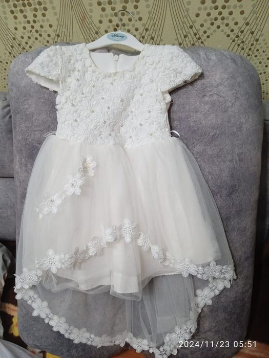 Продам Платье белое на утренник
