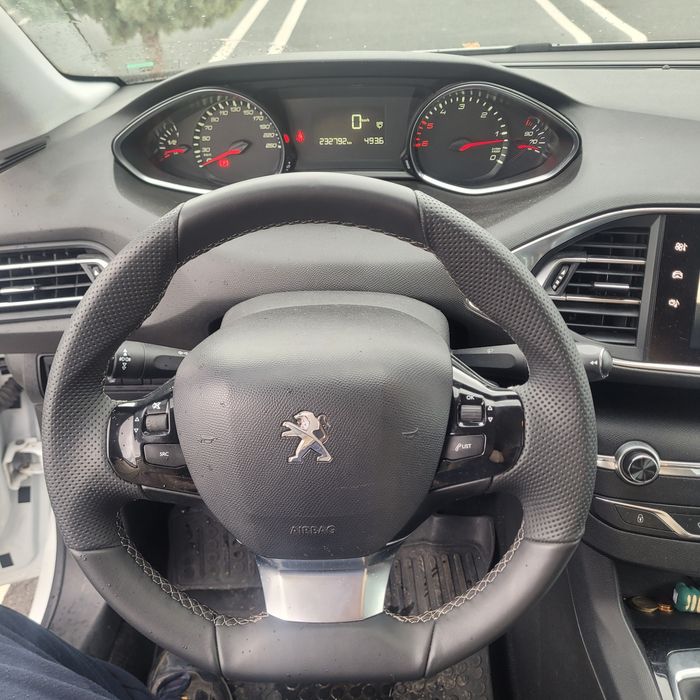 Peugeot 308 blue hdi