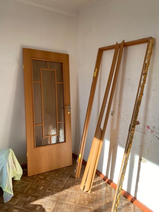 Продаются межкомнатные деревянные двери и дверь из ЛДСП