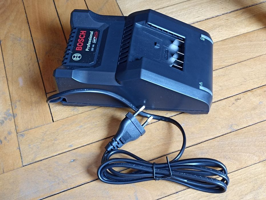 Statie incarcare/Incărcător acumulatori profesionali Bosch Li-Ion.