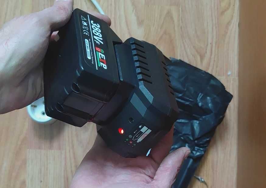 Incarcator pentru acumulatori MAKITA, 18V, 2 amperi (tip BL18XX)