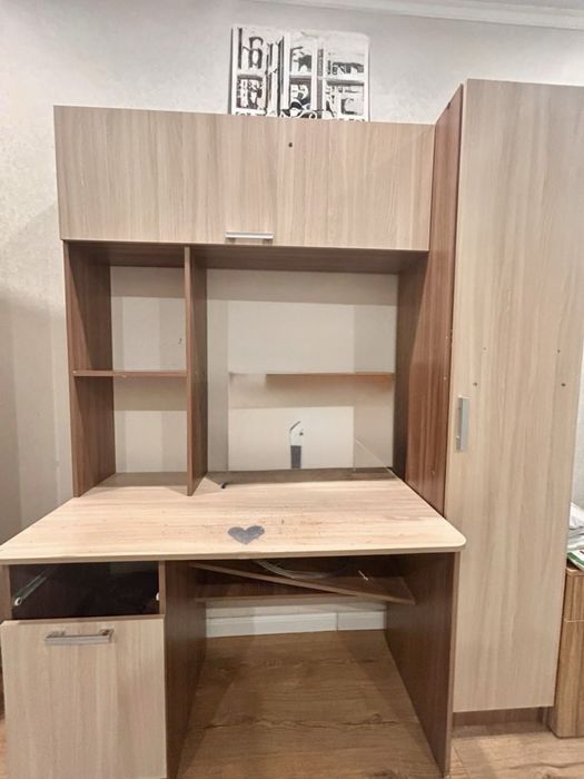Парта с шкафом.