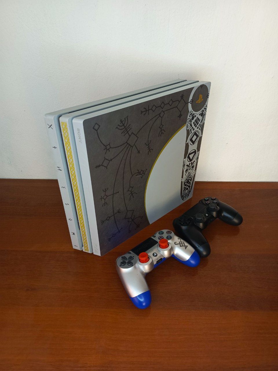 Ps4 PRO 1TB 4k UHD v:6.72 goldhen prishivkali+ 30 ta oʻyin