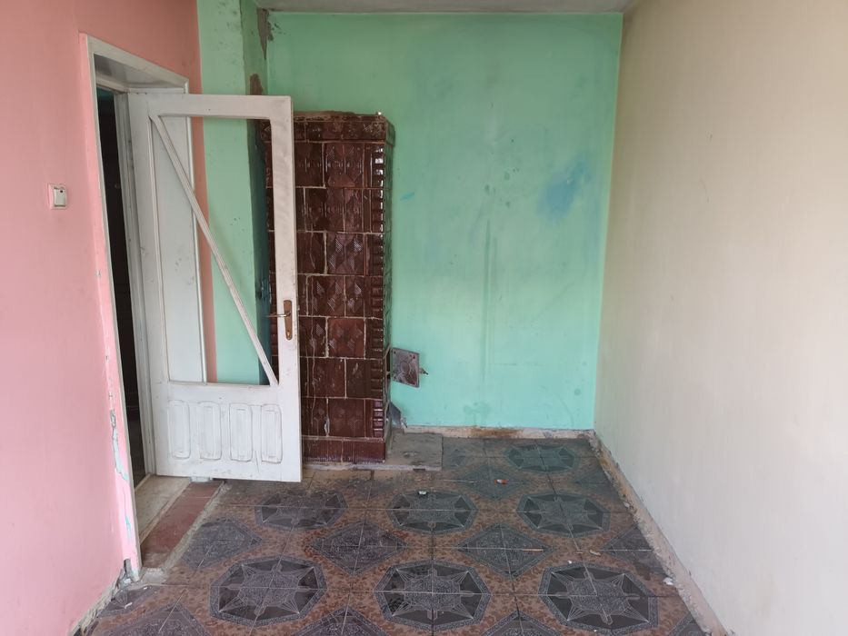 Apartament 3 camere ,baie bucătărie hol debara