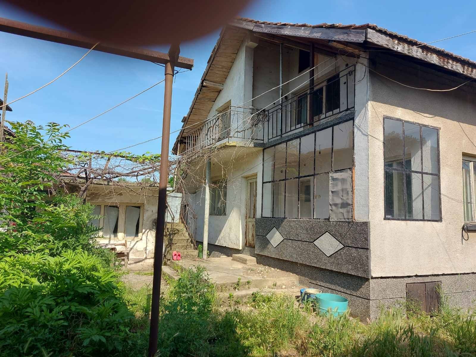 Двуетажна къща с 3500 кв. м. земя