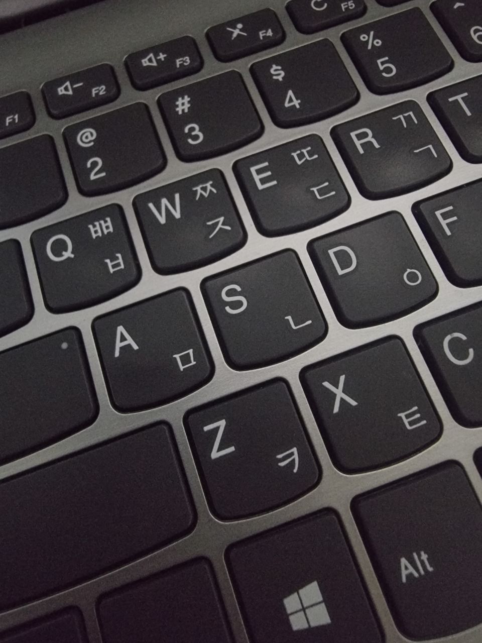 Lenovo ихчам Core i5 процессорлиг арзон вариант сураганлар учун махсус