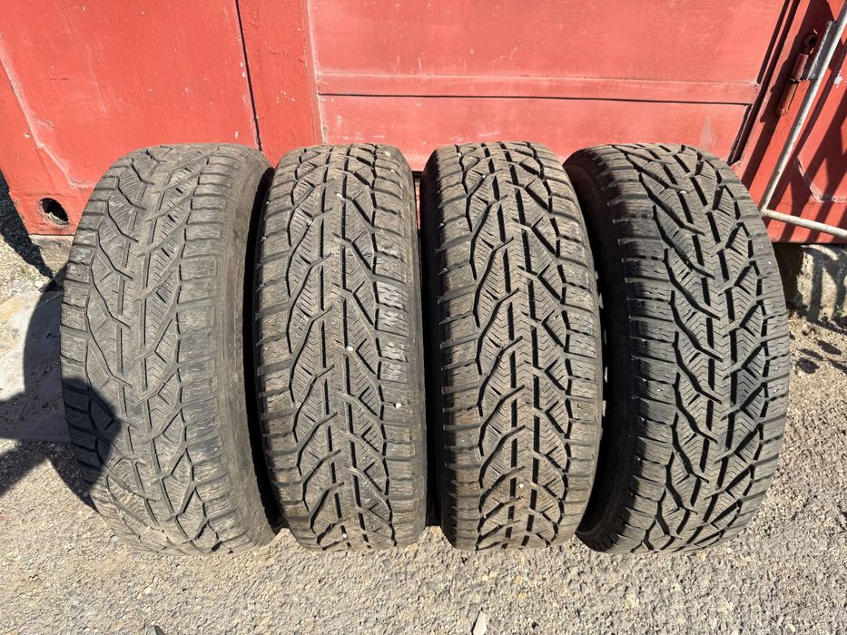 Set Cauciucuri de iarna 215/60/R16 cu Jante de Tabla pe 16