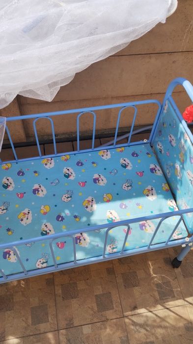 Vand pătuț nu a fost folosit deloc încă are folia pe laterale ,