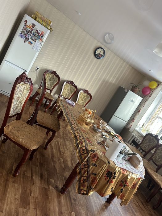 Стол кухонный раздвижной и 12 мягких стула