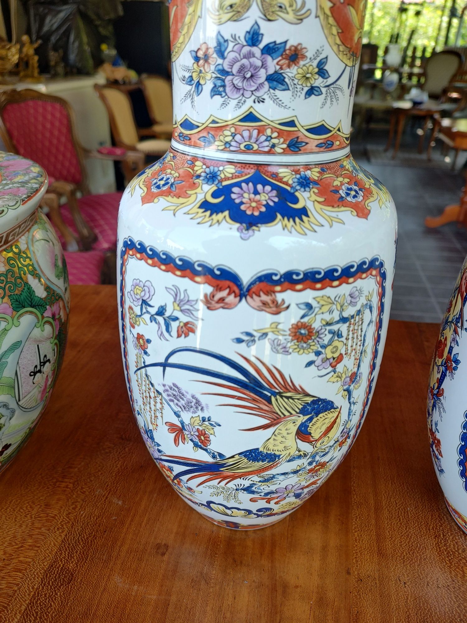 De vânzare pereche de vaze asiatice ștanțate, cu diferite peisaje.
Dim