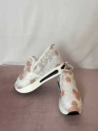 Pantofi de panza cu platforma albi cu flori roz marimea 39.