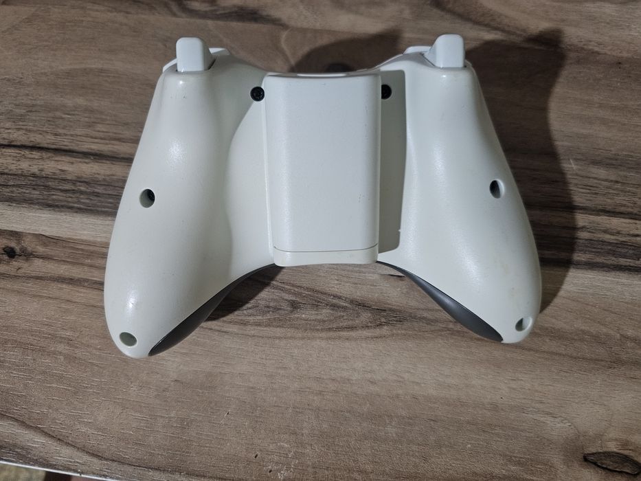 Оригинален безжичен бял джойстик за Xbox 360 – Много запазен, всичко