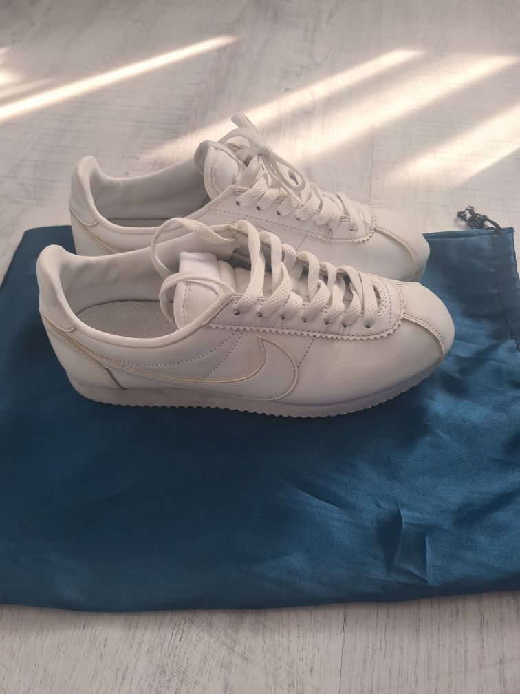 Adidasi ( nike cortez)