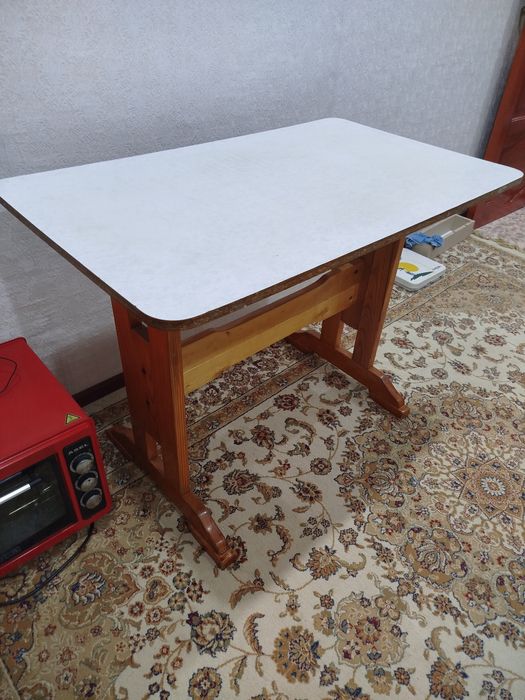 продам стол в хорошем состояний