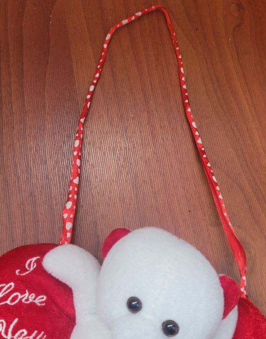 Urs de pluş, alb in inimioara