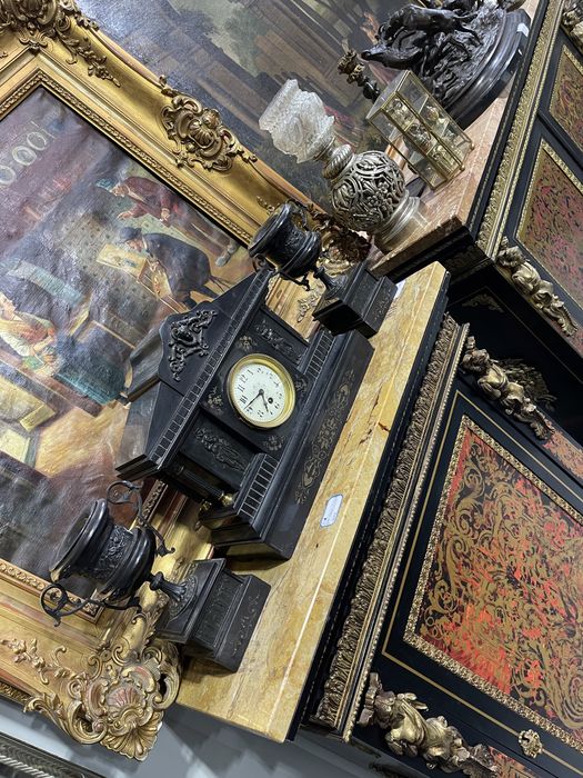 Ceas mecanic de semineu din marmura cu doua sfeșnice