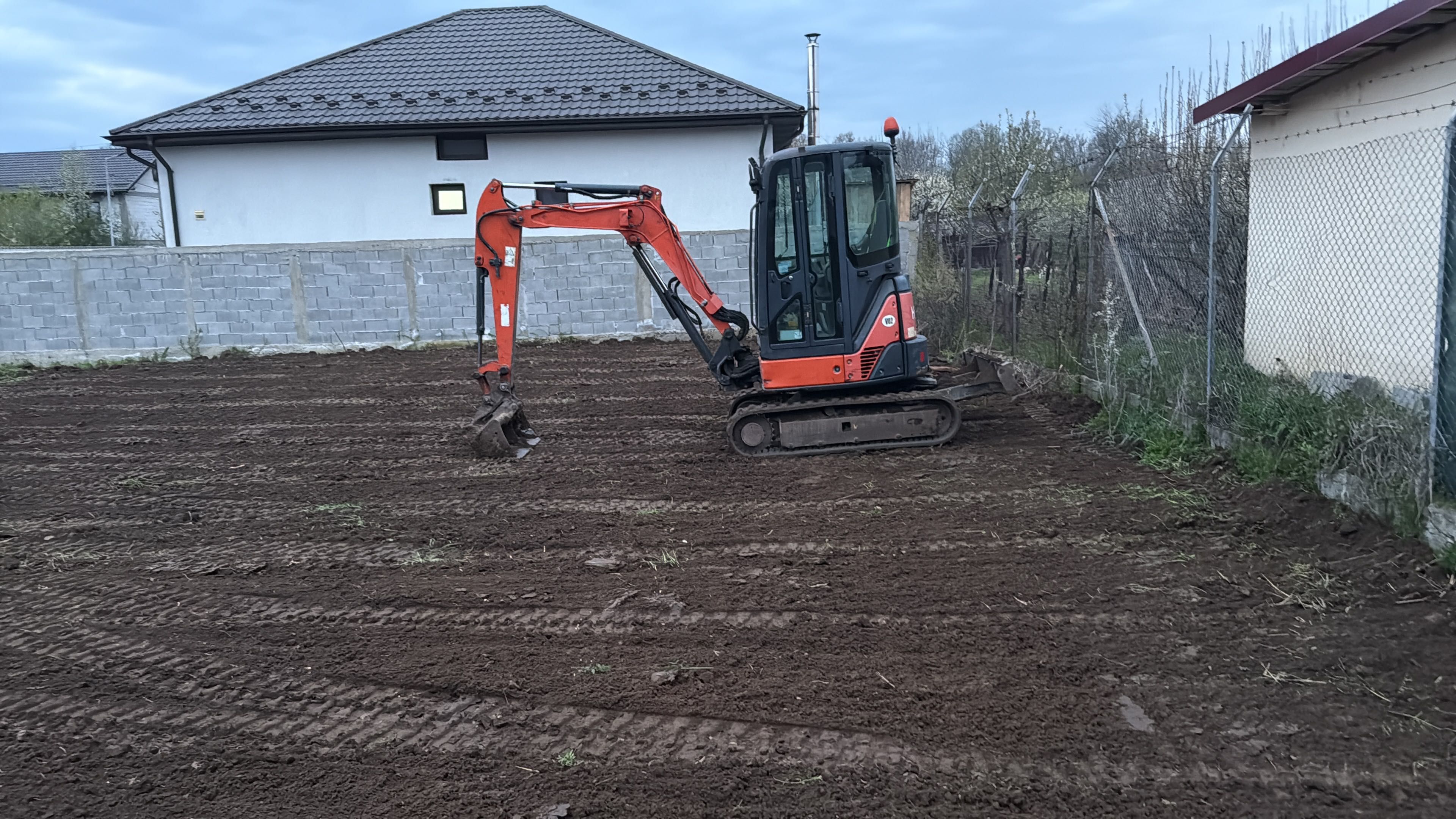 Închiriez miniexcavator.Demolari evacuare moluz,fundații,beciuri