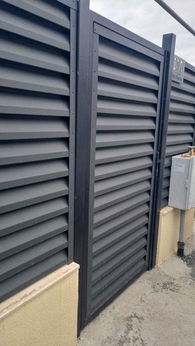 Garduri traforate tip jaluzea WPC porti fier forjat mobilier gradina