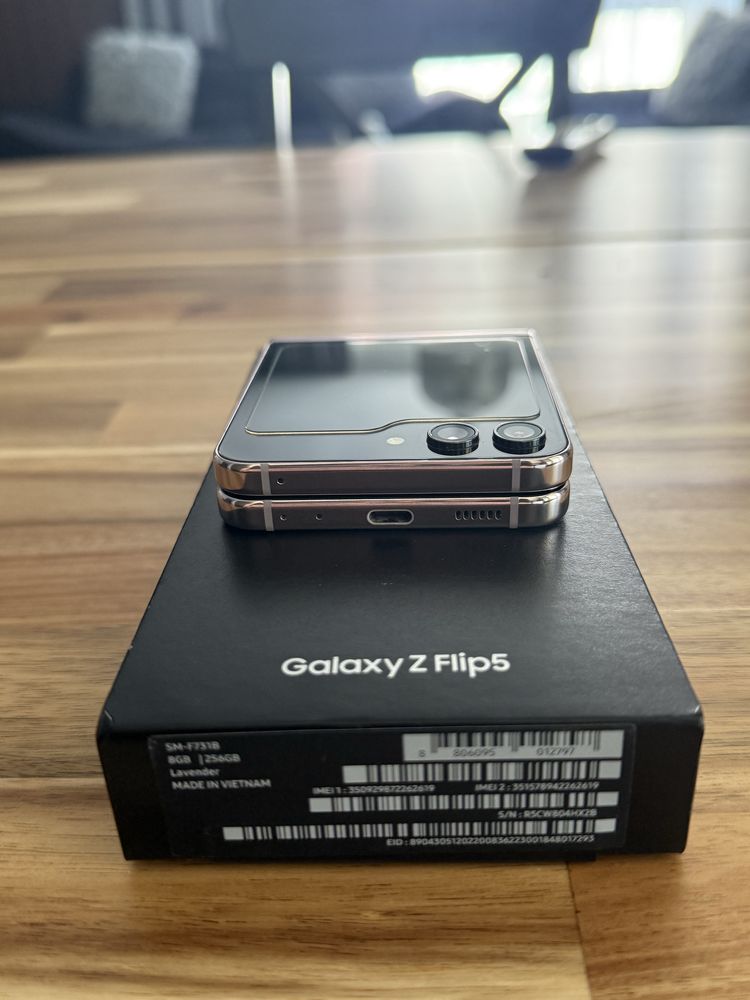 Samsung Galaxy Zflip5 Lavender