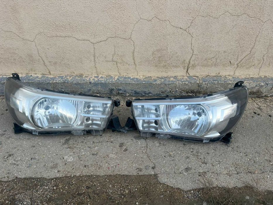 переднии фары на тайота хайлюкс