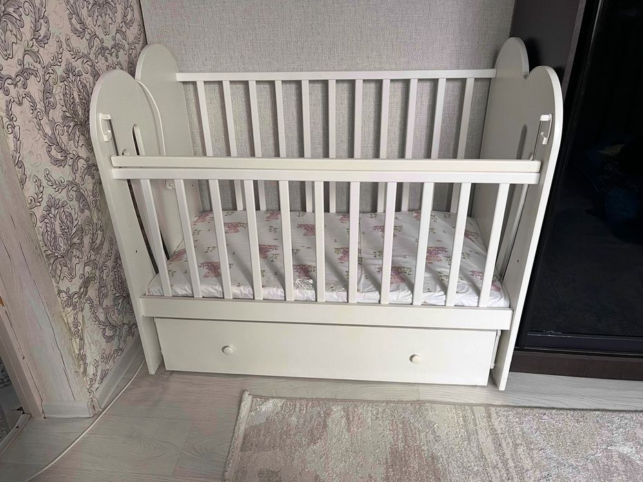 Продаю детскую кроватку из массива дерева.