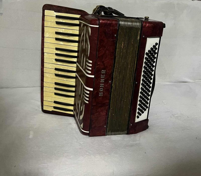 Vând Hohner 80 de basi