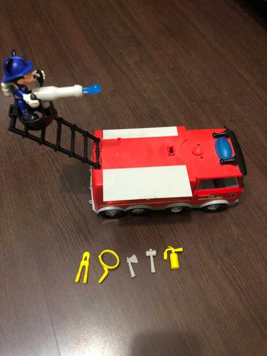 Set de joaca IMC, Mickey Mouse si camionul de pompieri