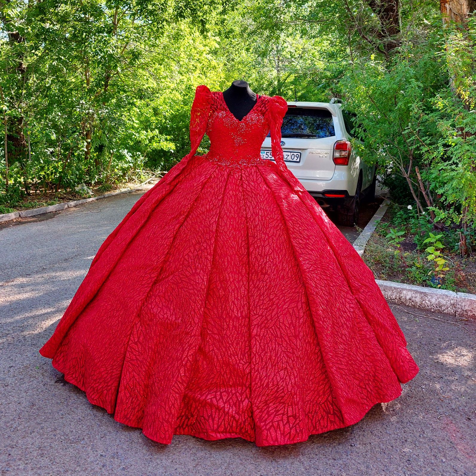 Красное свадебное платье со шлейфом