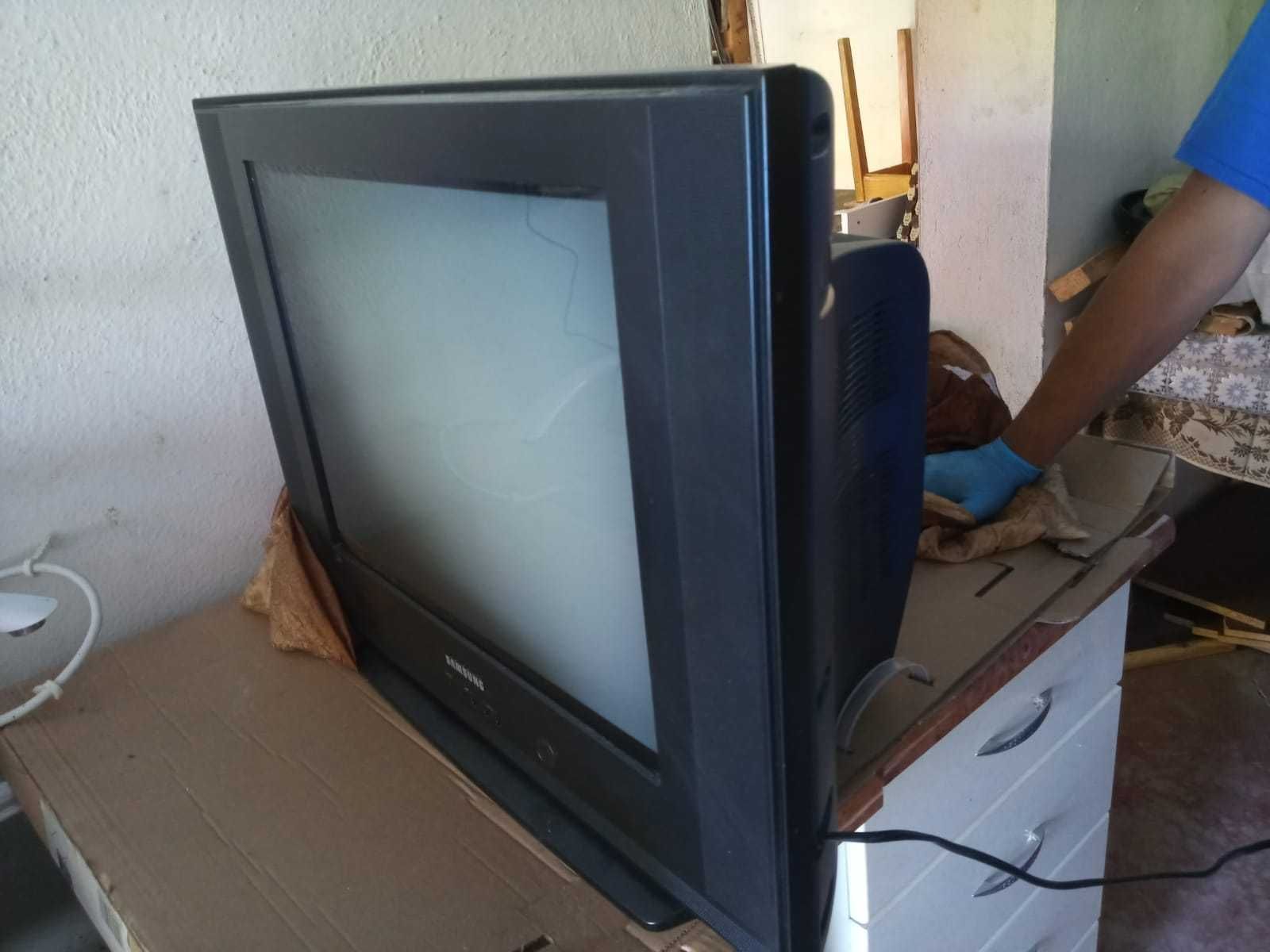 Vand doua televizoare color funcționale