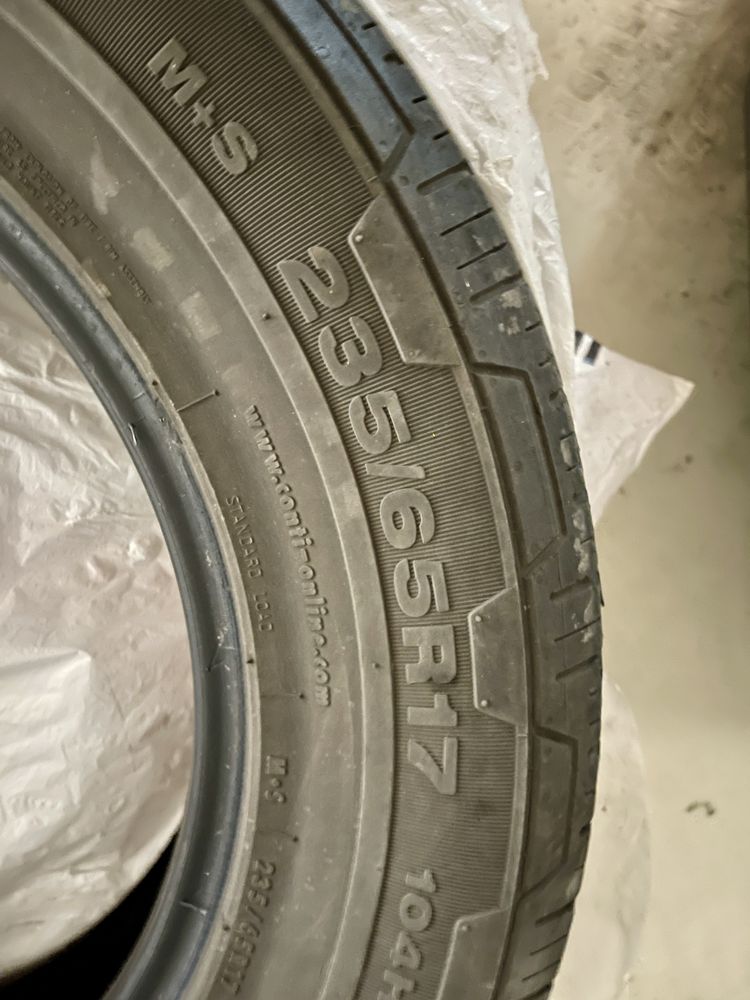 Продам комплект шин 235/65 R17