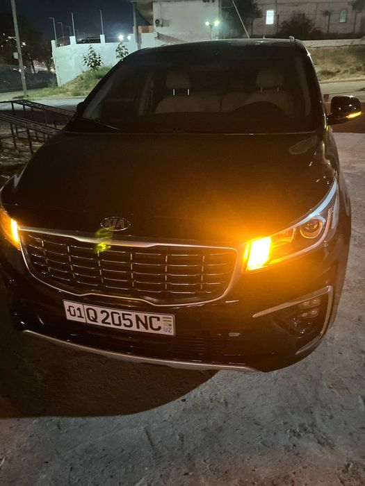 Kia Carnival. 3.3 motor