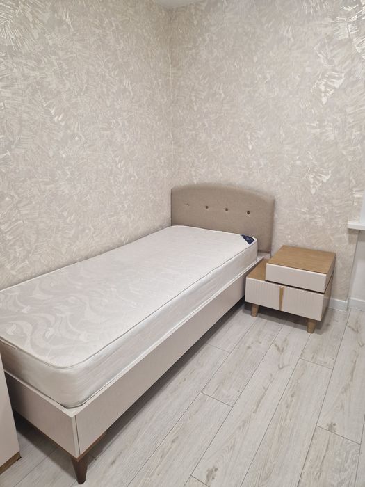 Продам кровать,тумбочку и комод