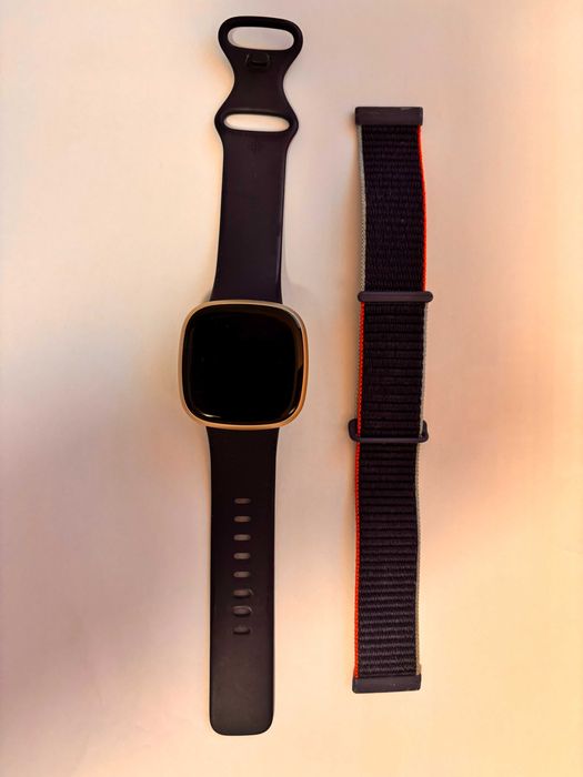 Ceas Fitbit Versa 3, NFC, GPS, Silicon, Midnight/ Soft Gold Aluminum
