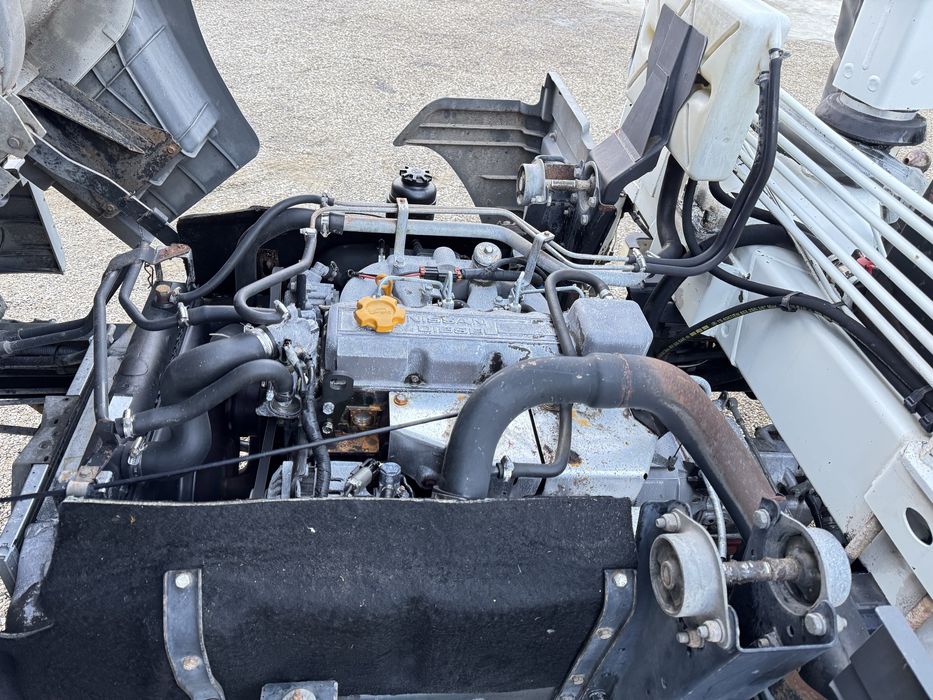 Nissan Atleon basculabil pe cutie cu macara de 1700 kg .