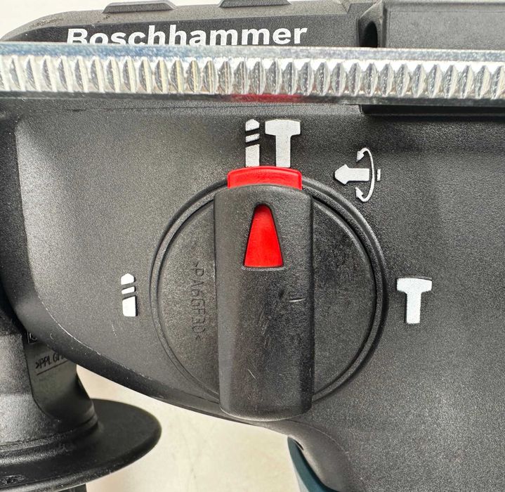 BOSCH GBH 18V-26 F + Bosch GDE 18V-16 - Безчетков перфоратор с прахоу.