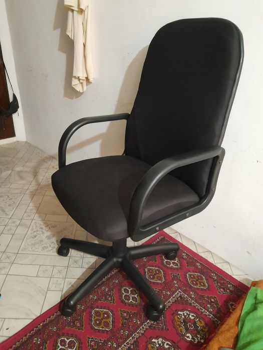 Продаются офисное кресло в хорошем состоянии .