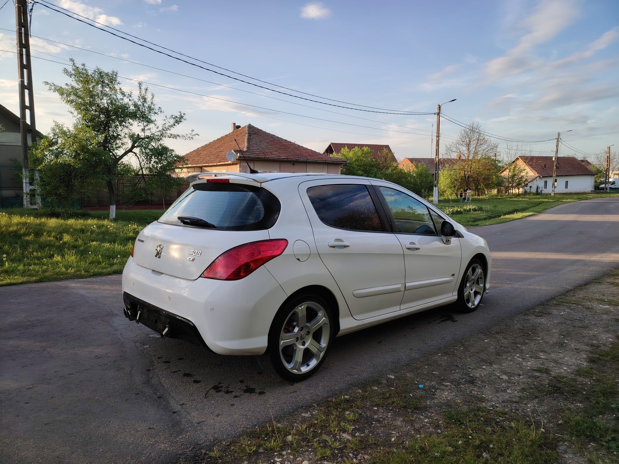 Peugeot 308 GTI .