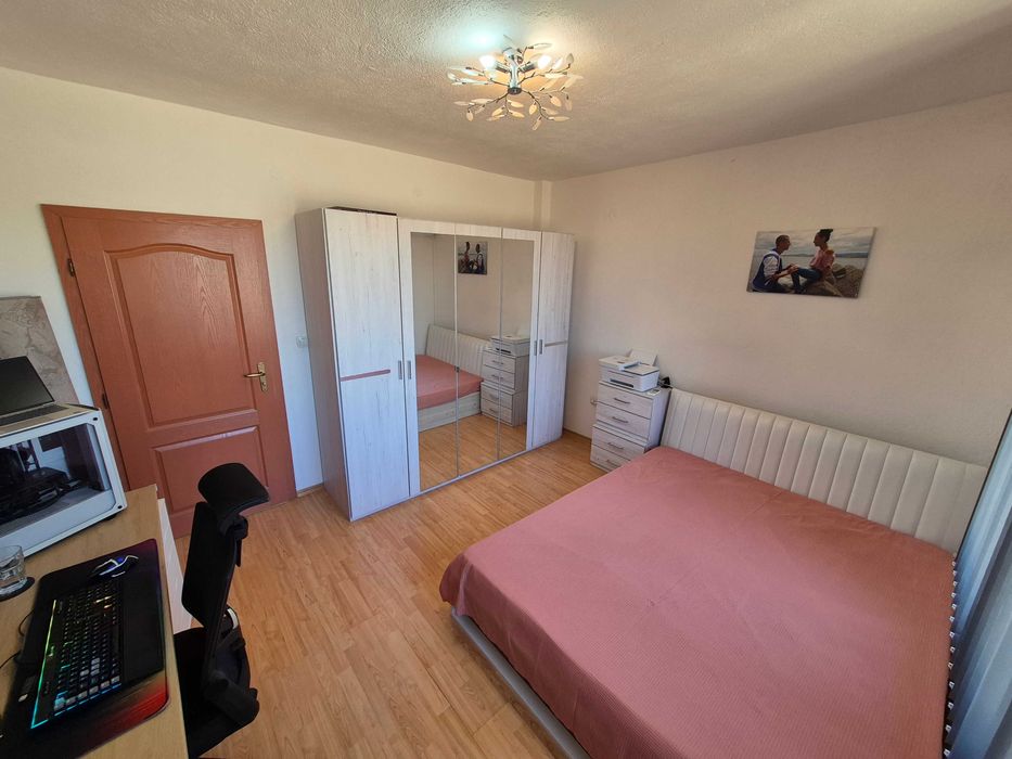 Многостаен етаж от къща, 160кв, полу-обзаведен, двор и паркомясто