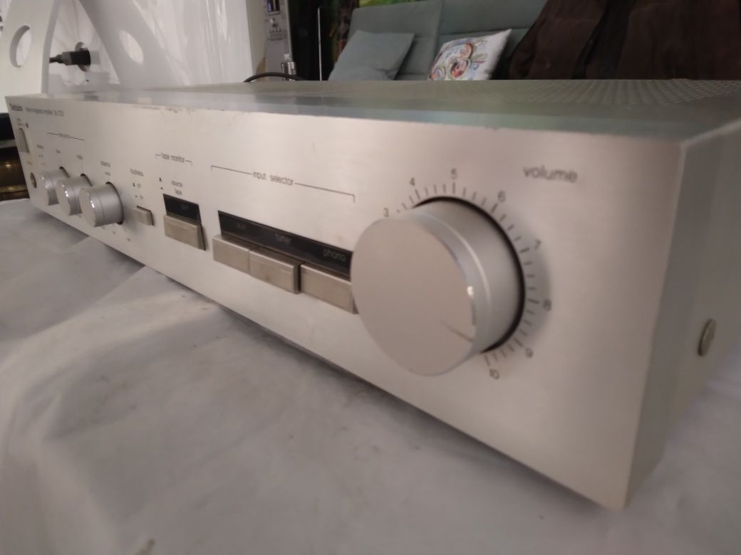 Technics SU-Z25

Stereo Integrated Amplifier (1982-83)