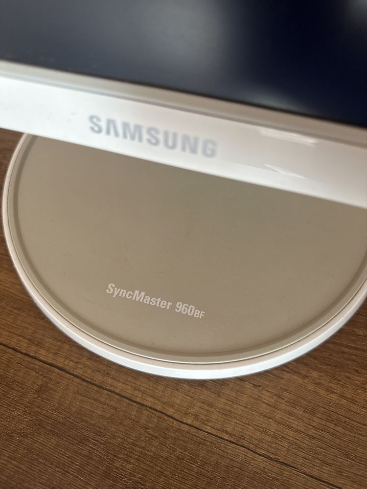 Монитор samsung в рабочем состоянии
