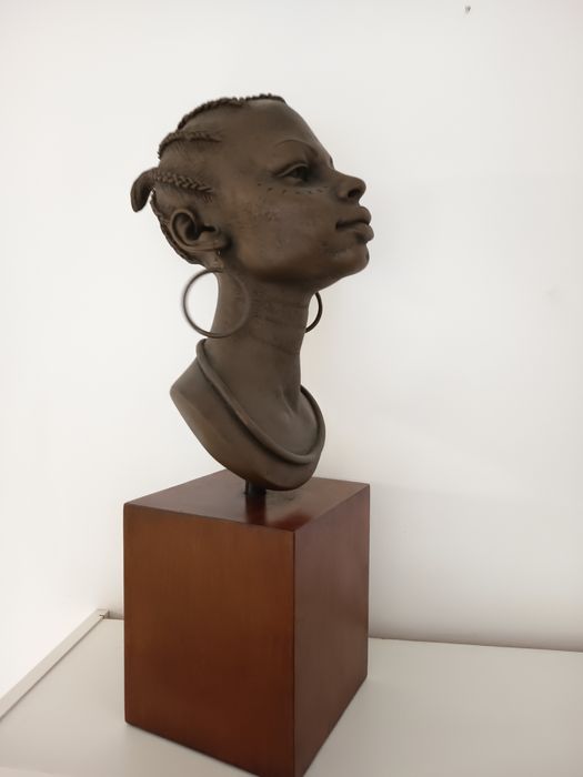 Продавам статуетка, подаръчни кутии