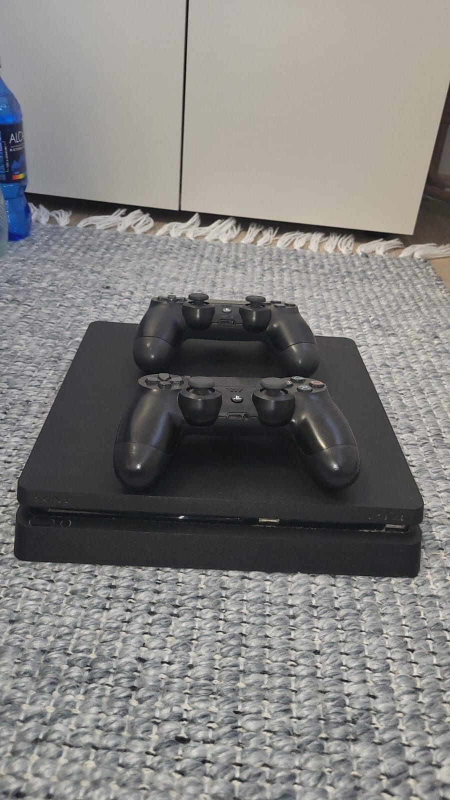 Vând  Play   station  4  preț  900 ron